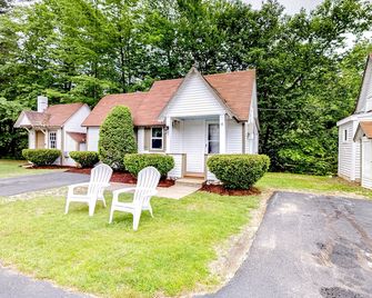 Cute Riverfront Cabin in Great Location w/ Shared Pool, Kitchenette, & Free WiFi - Lincoln - Patio