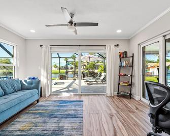 Classy N' Cozy Delray home! Pool with water view - Delray Beach - Living room