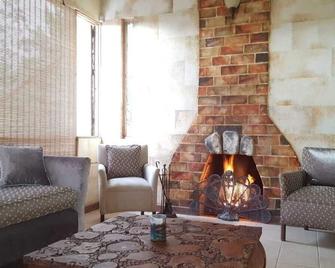 Lejartre's Retreat - Golden Spring - Living room