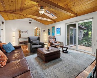 Getaway in the Forest, Surrounded by Peaceful Nature and Year-round Creek - Cazadero - Living room