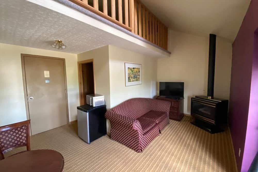 North Adventure Inn - Cochrane - Obývací pokoj