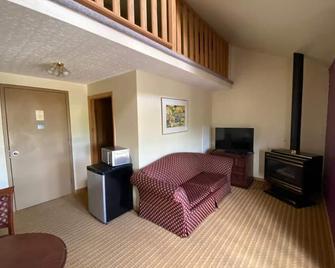 North Adventure Inn - Cochrane - Living room