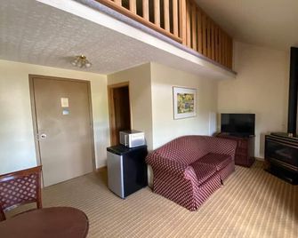 North Adventure Inn - Cochrane - Obývací pokoj