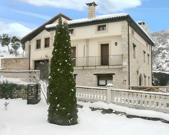 Spacious House in Merindad de Valdivielso - Los Altos (Hiszpania) - Budynek