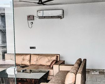 Hotel sky heights - Sonepat - Front desk