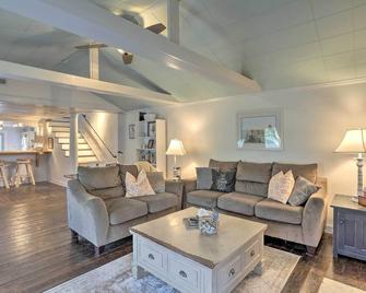 Coastal, Walkable Home in Historic Southport! - Southport - Living room