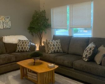 friendly area, walking distance to town- great location ! - Carlisle - Living room