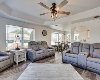 Charming Rogue Valley Home in Central Point! - Central Point - Living room