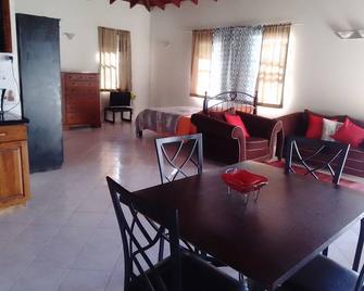 Cozy studio apartments with beautiful garden and ocean view. Self contained. - Giraudel - Dining room