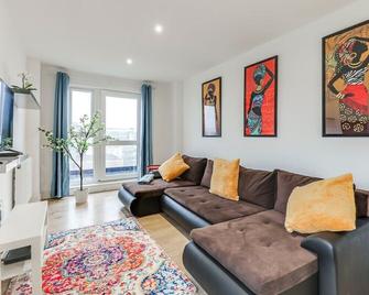Prime location, Panoramic city views, Surround Balcony Near Train Stn - Central Luton - Luton - Pokój dzienny