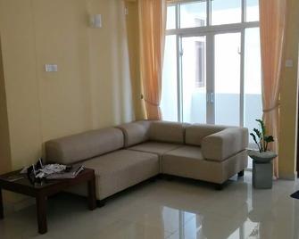 Nice cool and clean room at beach - Colombo - Living room