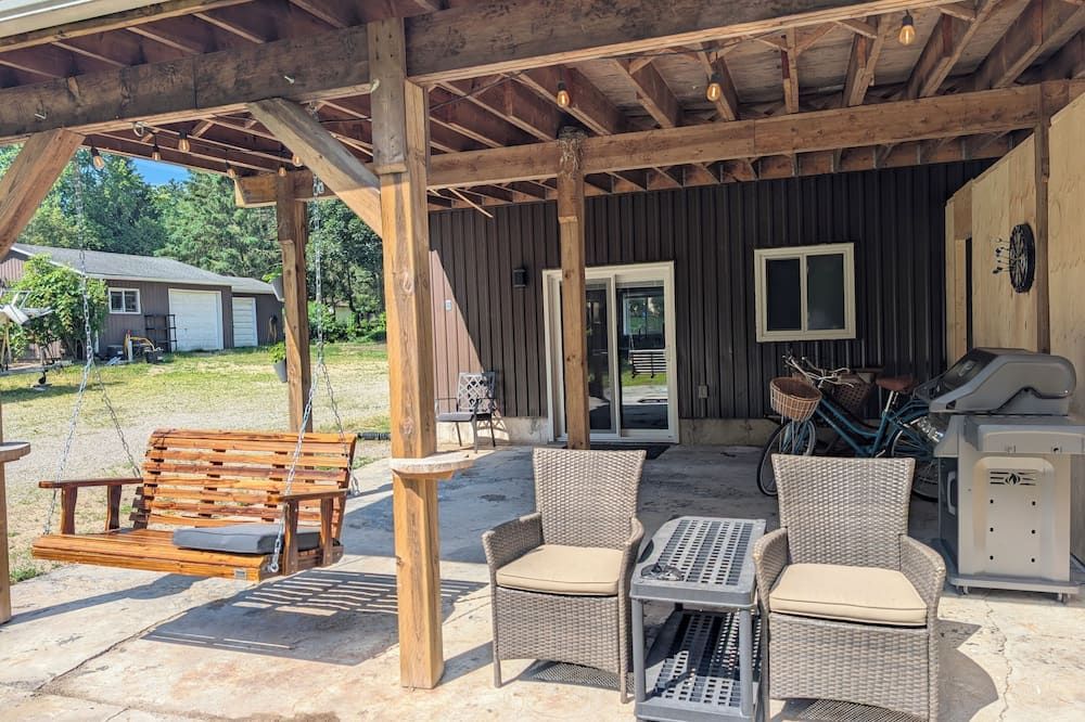 Private, Peaceful Country Escape with pond, firepit, BBQ and outdoor space - Simcoe - Patio