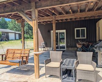 Private, Peaceful Country Escape with pond, firepit, BBQ and outdoor space - Simcoe - Patio