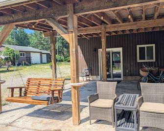 Private, Peaceful Country Escape with pond, firepit, BBQ and outdoor space - Simcoe - Patio