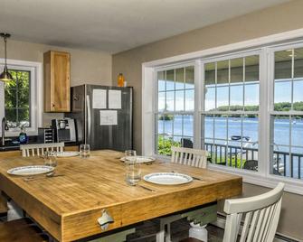 Dog, boat, and family friendly house with private dock on Lake Winnisquam - Sanbornton - Comedor