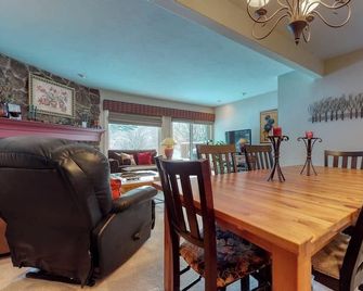 Welcoming, well-equipped condo with furnished deck, jetted tub & fireplace - Moose - Comedor