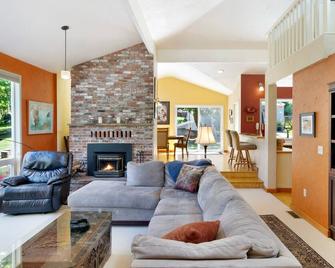 Pet Friendly Lovely Home on the North End! (NBH) - Roche Harbor - Living room