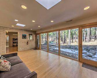Ruidoso Getaway with Deck - 16 Mi to Ski Apache - Ruidoso - Oturma odası