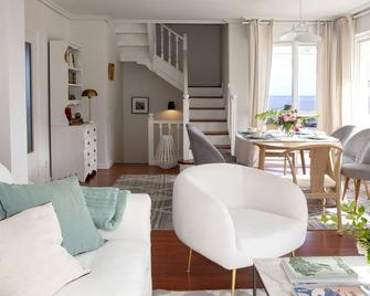 La Ballena, impresionante villa sobre el mar en el mismo Comillas - Comillas - Living room