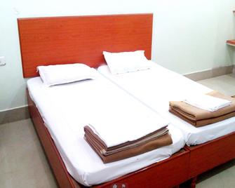 Goroomgo Kashi Inn Near Cantt Railway Station Varanasi - Varanasi - Bedroom