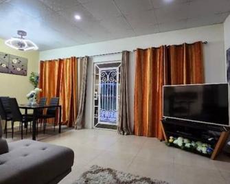 Breezy Bungalow Airport Suite - Piarco - Living room