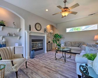 Family-friendly Modesto Home w/ Grill & Yard - Modesto - Living room