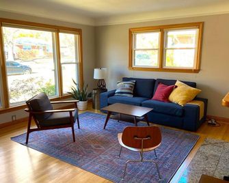 Cozy 4-Bedroom Family Home - Short Walk to Michigan Stadium! - Ann Arbor - Living room