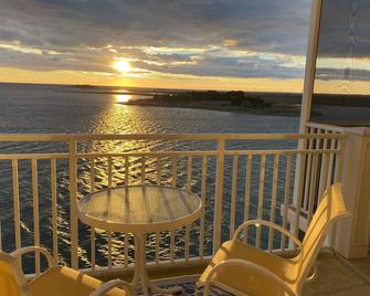 Waterfront Chesapeake Bay Condo with Boat Slip! - Crisfield - Balcony