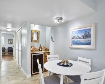 Waterfront Condo With Pool And Multiple Views! - Treasure Island - Dining room