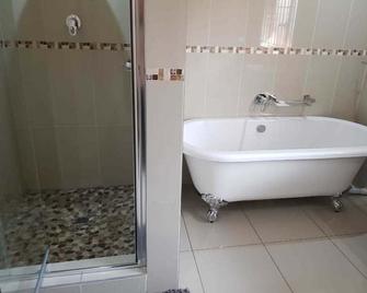 Ekuthuleni Guest house vosloorus - Boksburg - Badkamer
