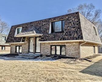 Cozy Retreat Steps Away from Omaha's Heart - Council Bluffs - Building