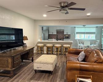 1000mbps Fiber internet, 3 bed/2bath Dallas Home - Dallas - Sala de estar
