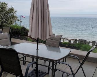 Cottage on Lake Erie with beach access .Local wineries - North East - Patio