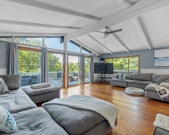 Dog Friendly Lake Winnie Mountain View Getaway - Gilford - Living room