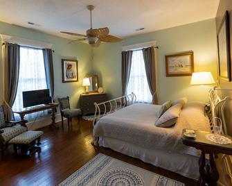 A beautiful spacious room in a historic house right downtown by the waterfront. - Washington - Bedroom