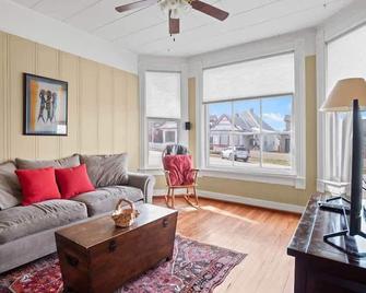 The Zinnia Victorian Charm with Mountain Views - Leadville - Living room