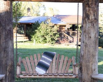 Macy's Muse Log Cabin - Paonia - Patio