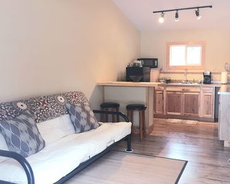 Cozy Mountain Suites - #1 Just 5 Minutes From Glacier Park - Coram - Living room