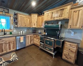 Charming 3-bedroom farmhouse outside Harrisonville for relaxing stays - Peculiar - Кухня