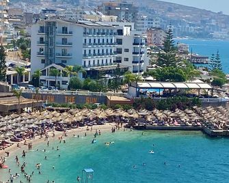 Kalemi's Beachside Hotel - סאראנדה