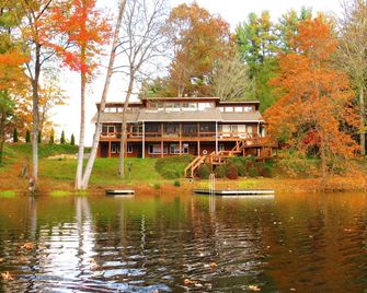 Beautiful Family Lodge on a Private Lake set in 20 secluded acres - Arden - Gebäude