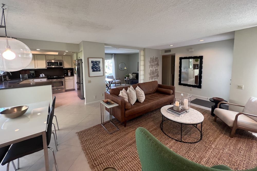 As seen on HGTV! This poolside paradise is amazing. - פאלם ספירנגס - סלון