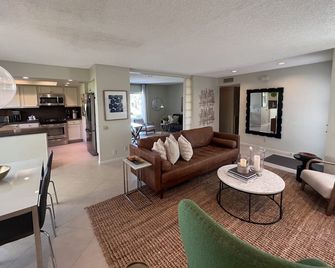 As seen on HGTV! This poolside paradise is amazing. - Palm Springs - Living room