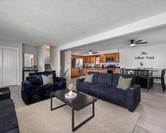 Indoor Heated Pool |Game Room|Hot Tub|Sauna Near Sandusky| The Indoor Oasis - Milan - Obývací pokoj