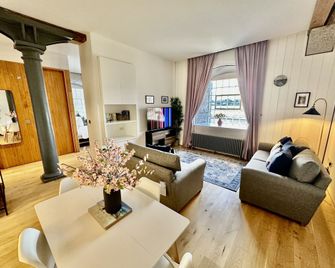 Royal William Yard Apartments - Plymouth - Oturma odası