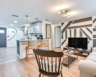 Pet-Friendly Palmetto Duplex about 2 Mi to Riverwalk! - Palmetto - Living room