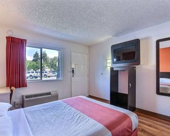 Motel 6 Pleasanton - Pleasanton - Bedroom