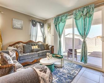 Updated Home 10 Mi to Dtwn Phoenix! - Phoenix - Living room
