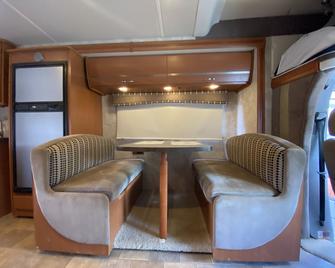 Luxury Mercedes Class C - Non Stationary Rv Rental Sleeps 5 - Herriman - Lounge