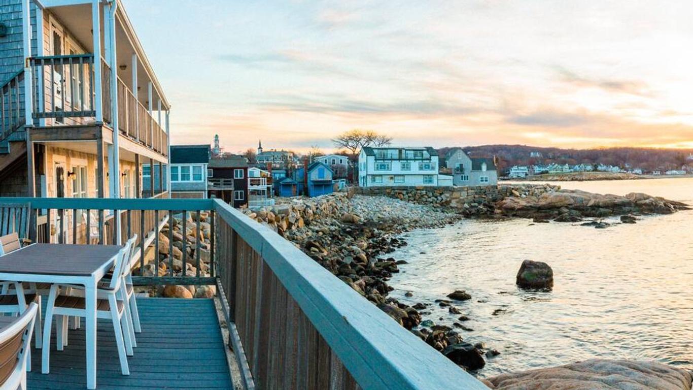 Bearskin Neck Motor Lodge